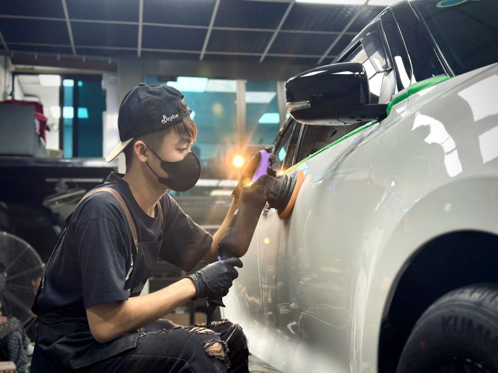 Thợ đánh bóng ô tô khắc phục bề mặt sơn bị da cam để lấy lại độ bóng hoàn hảo.