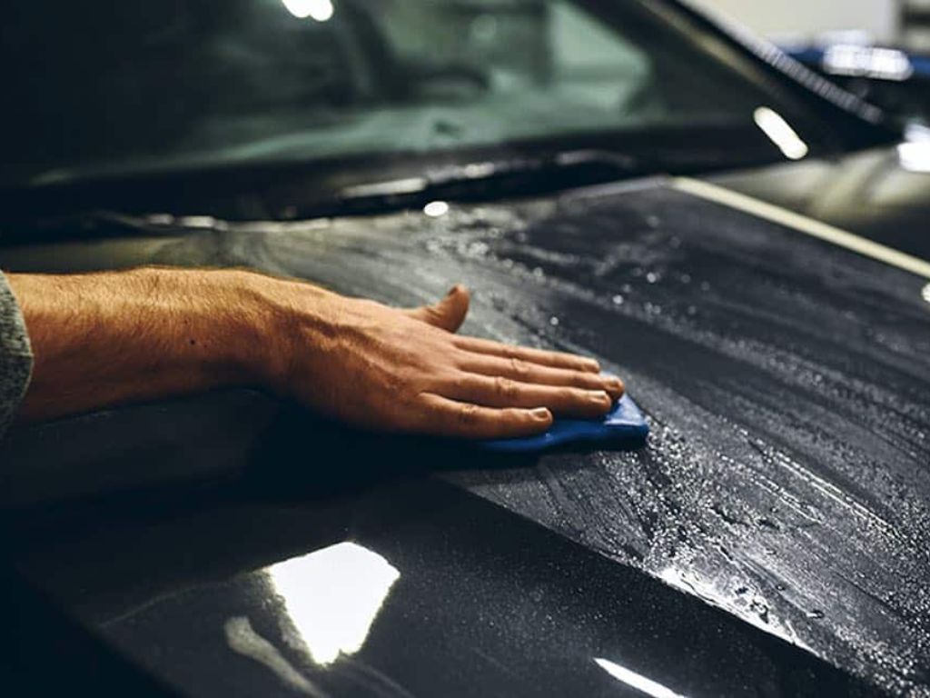 Sử dụng đất sét tẩy bụi sơn xe ô tô