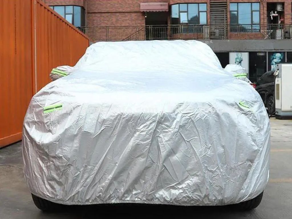 Sử dụng bạt phủ xe để tránh bụi sơn