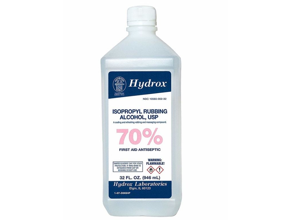 Dung dịch cồn Isopropyl 70% dùng để tẩy nhựa cây trên xe ô tô, làm sạch bề mặt sơn xe an toàn và nhanh chóng.