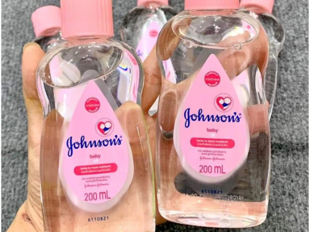 Sử dụng baby oil Johnson để tẩy nhựa cây trên xe ô tô mà không làm trầy xước sơn xe.