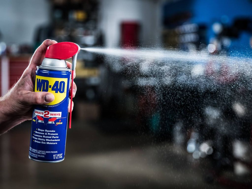 Xịt WD-40 làm mềm nhựa cây.