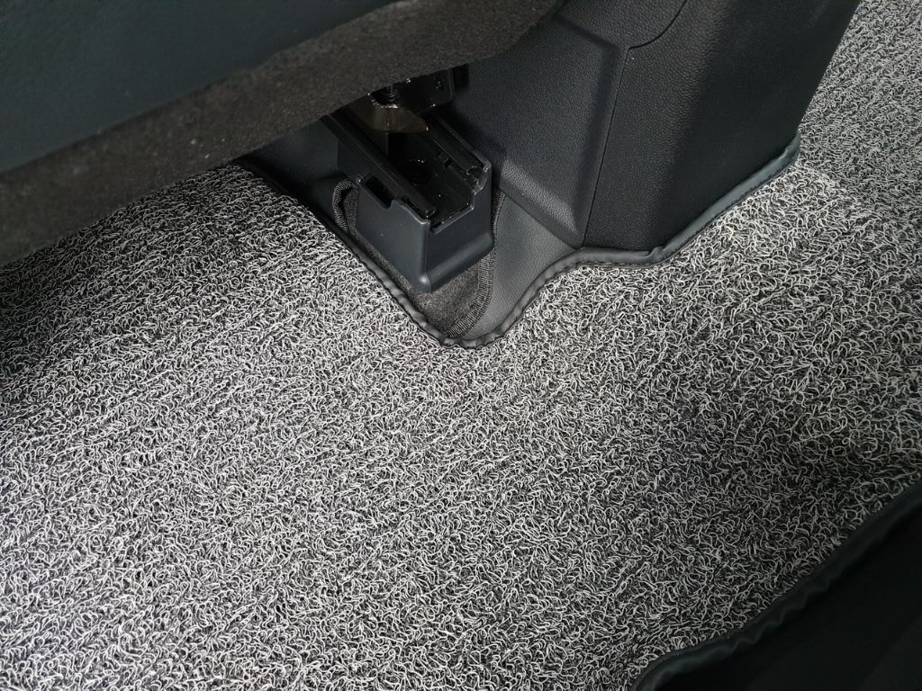 Chi tiết thảm rối lót sàn ô tô màu xám lắp phía sau ghế, chất liệu PVC dày bền, chống trượt hiệu quả.