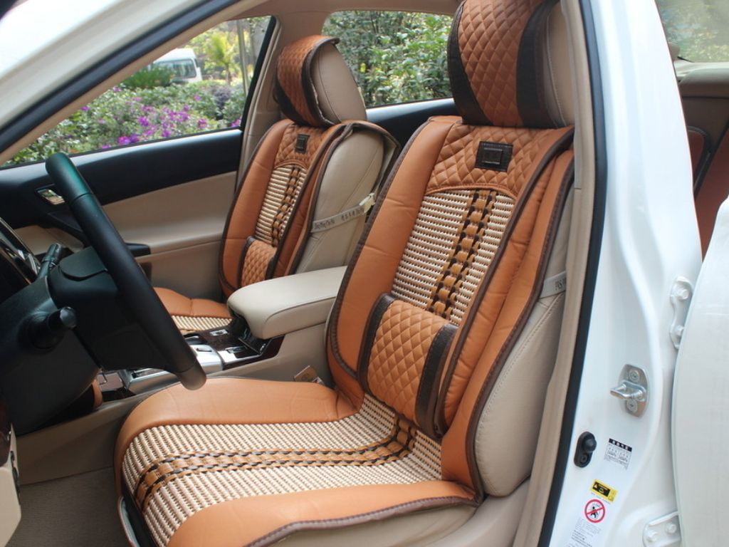 Ghế da ô tô màu nâu được bọc tinh tế, sạch bóng sau khi vệ sinh kỹ lưỡng