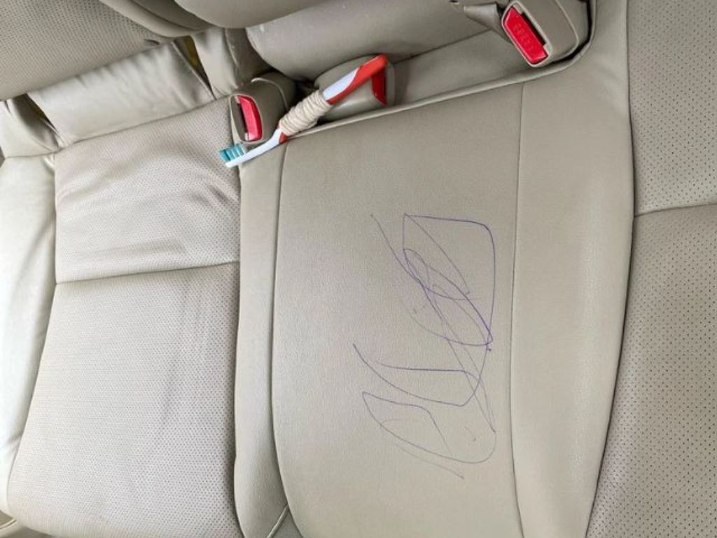 Ghế da màu kem bị vẽ bút bi, cần xử lý vết bẩn đúng cách – vệ sinh ghế da ô tô bị bẩn, tẩy vết mực an toàn không hại da.