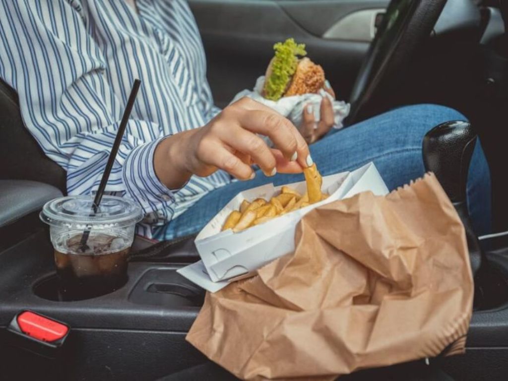 Người ăn uống trên xe, dễ làm bẩn nội thất – vệ sinh ghế da ô tô dính dầu mỡ, thức ăn giúp xe sạch sẽ và thơm lâu