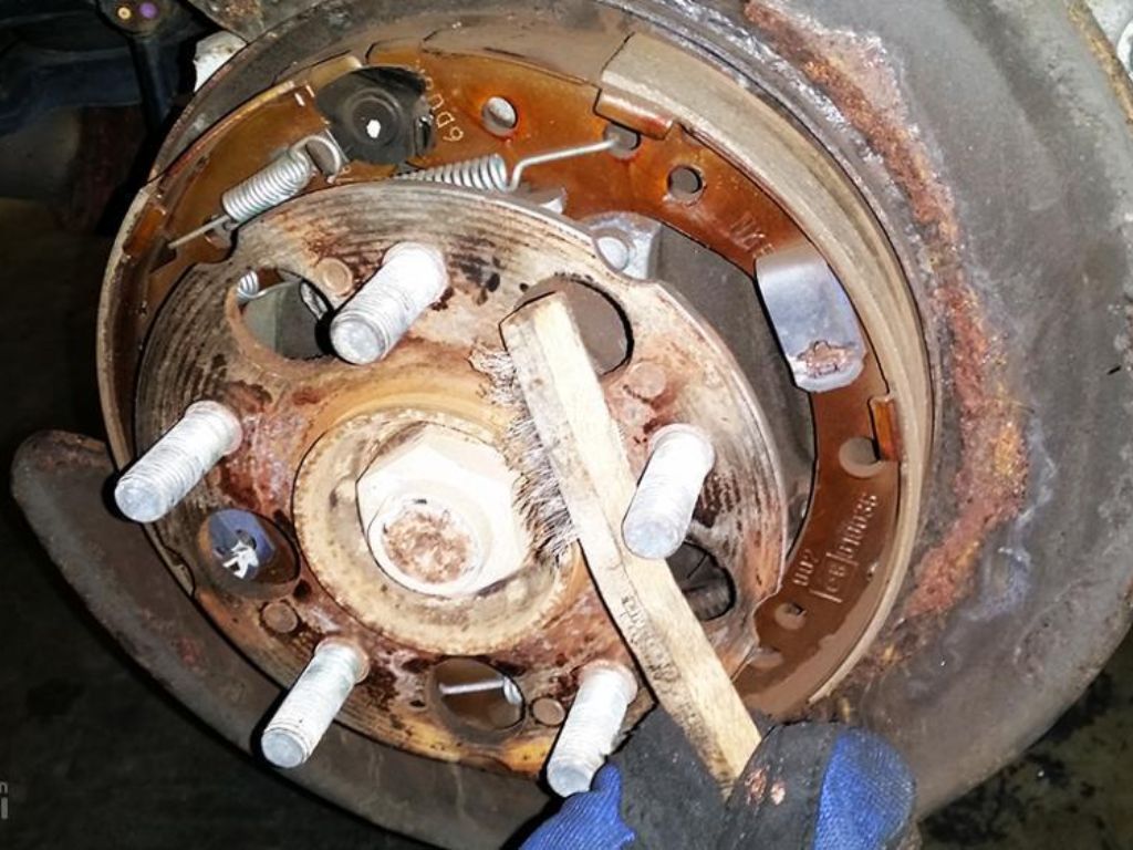 Vệ sinh bộ phanh tang trống bị gỉ sét – nguyên nhân phổ biến khiến xe ô tô bị bó thắng sau thời gian dài không sử dụng.