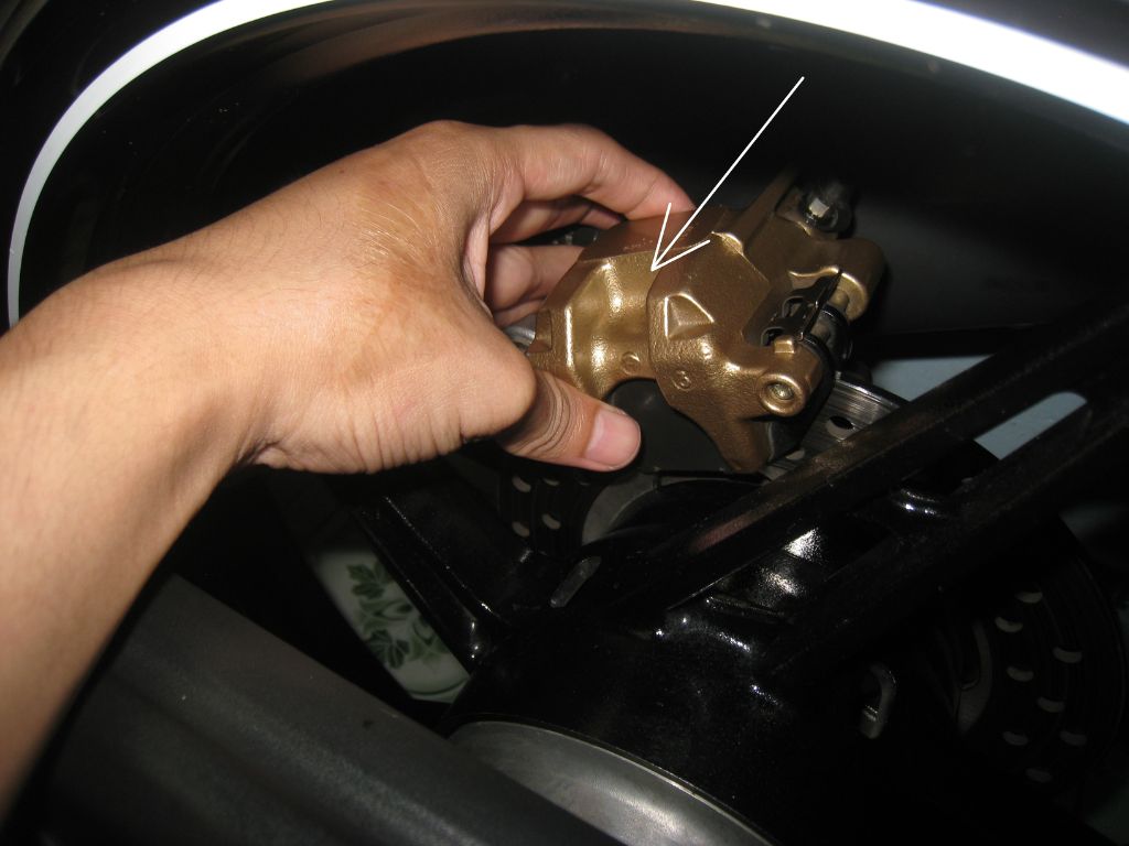 Kiểm tra heo phanh xe máy – thao tác kiểm tra khi xe ô tô bị bó thắng nhẹ.