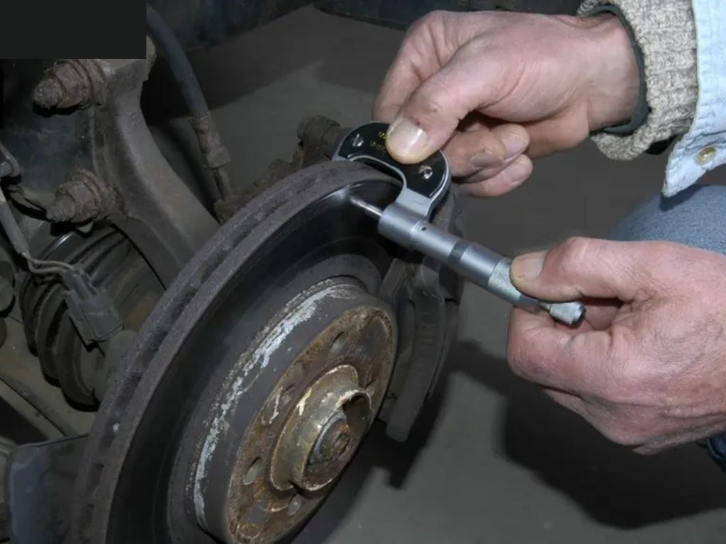 Cận cảnh chốt trượt heo phanh bị khô dầu – dấu hiệu khiến xe ô tô bị bó thắng bánh trước.