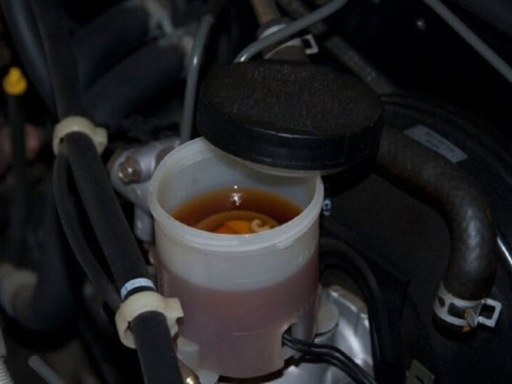 Bình dầu phanh đổi màu nâu đậm – cảnh báo dầu phanh bẩn, dễ gây hiện tượng xe ô tô bị bó thắng.