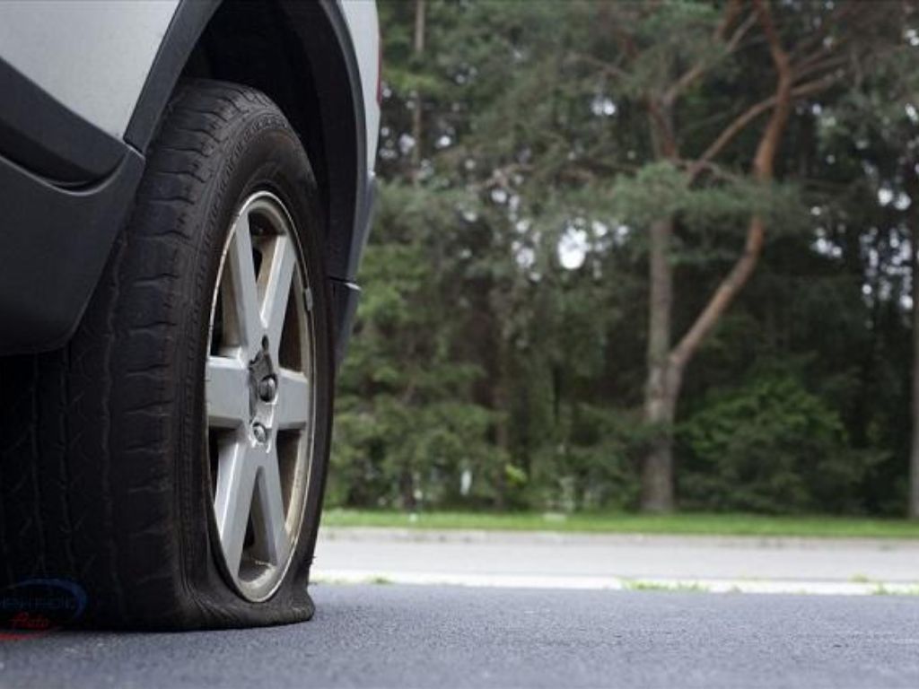 Xe ô tô bị nổ lốp hoặc xẹp lốp khiến bánh xe chạm sát mặt đường, gây mất an toàn khi di chuyển.