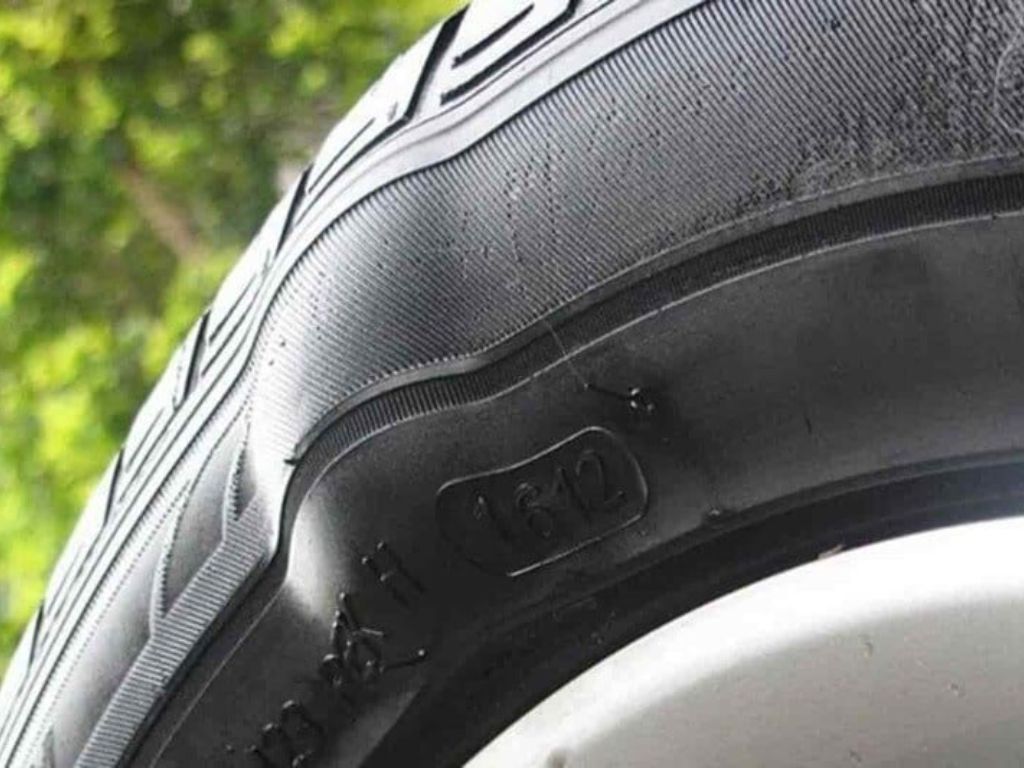 Quan sát vết phồng trên lốp xe ô tô – dấu hiệu cảnh báo sớm nguy cơ xe ô tô bị nổ lốp.