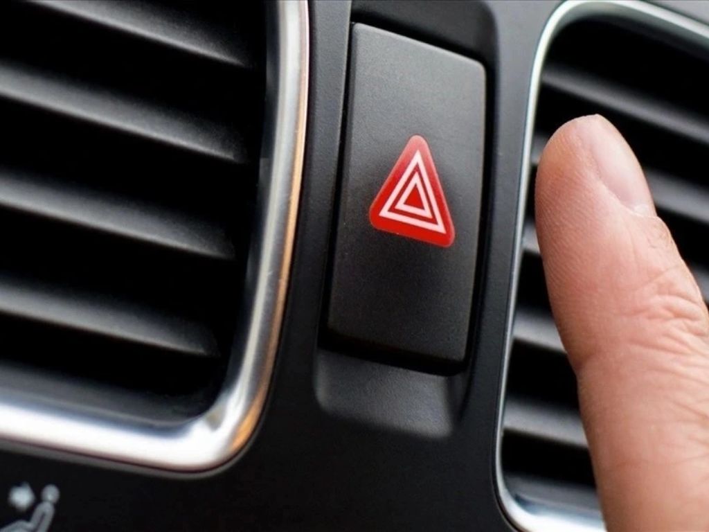 Người lái xe bật đèn cảnh báo nguy hiểm khi xe ô tô bị nổ lốp để đảm bảo an toàn giao thông.