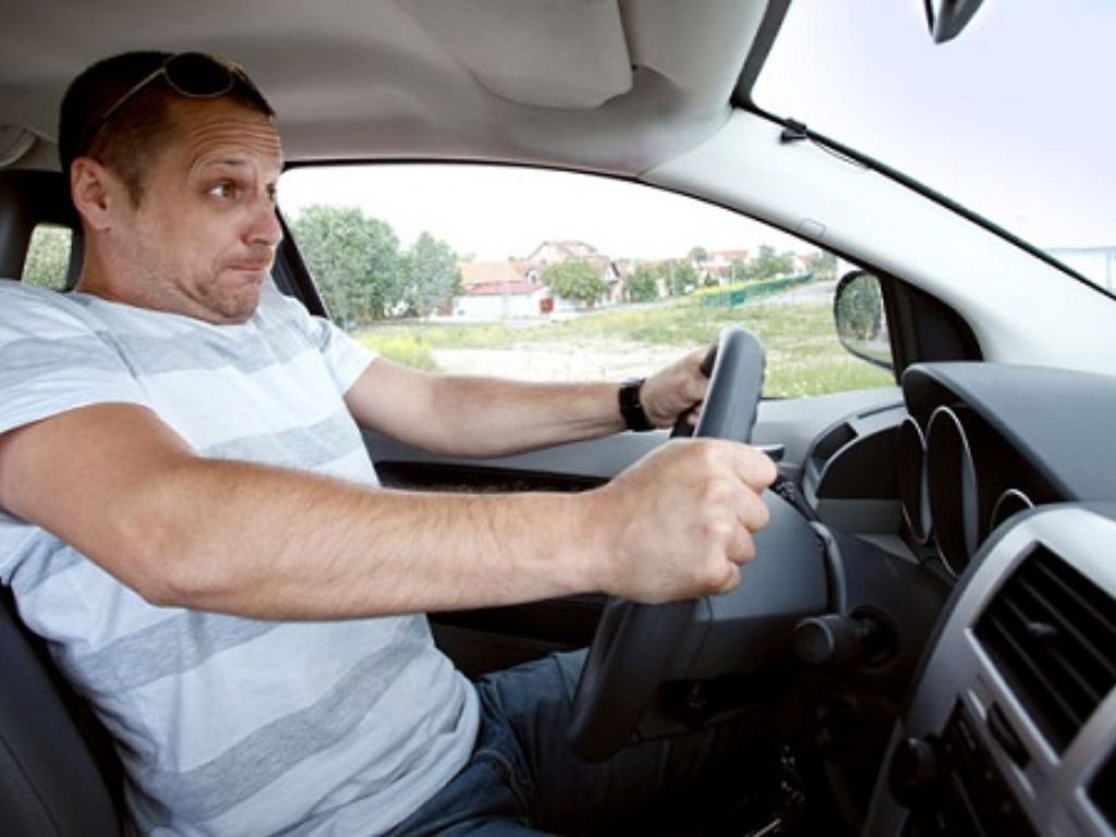 Tài xế bất ngờ phản ứng khi xe ô tô bị nổ lốp đột ngột trong khi đang lái xe trên đường.