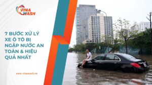 Xe ô tô Mercedes ngập giữa đường mưa lớn