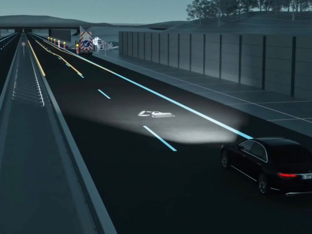 Đèn pha ô tô chiếu sáng thông minh trên cao tốc giúp tài xế nhìn rõ biển báo và làn đường.