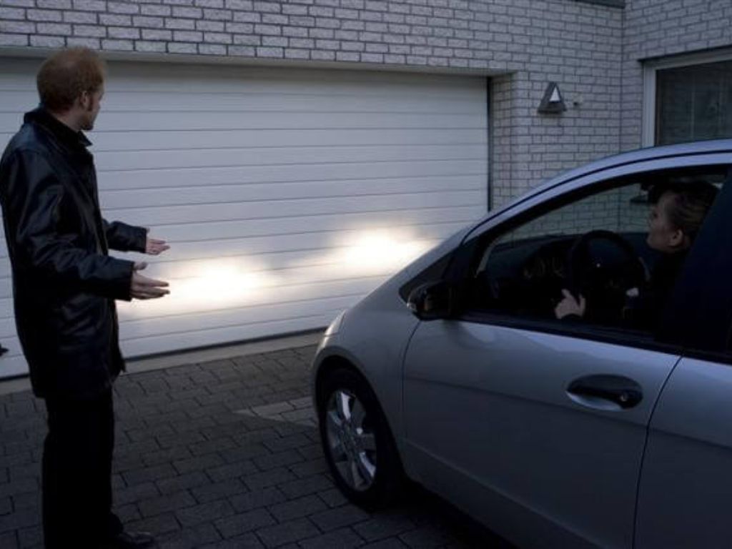 Hướng dẫn chỉnh đèn pha ô tô tại nhà bằng cách canh tia sáng chuẩn trên cửa garage.