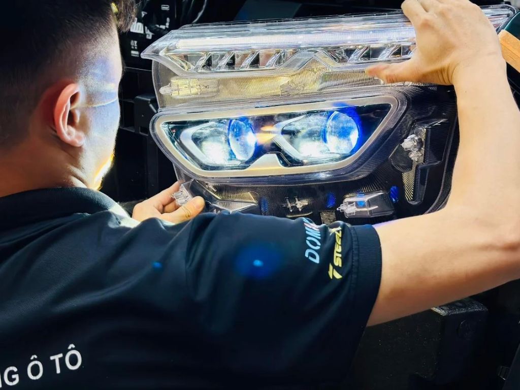 Chuyên gia cân chỉnh và lắp đặt đèn pha ô tô công nghệ LED đảm bảo ánh sáng chính xác.