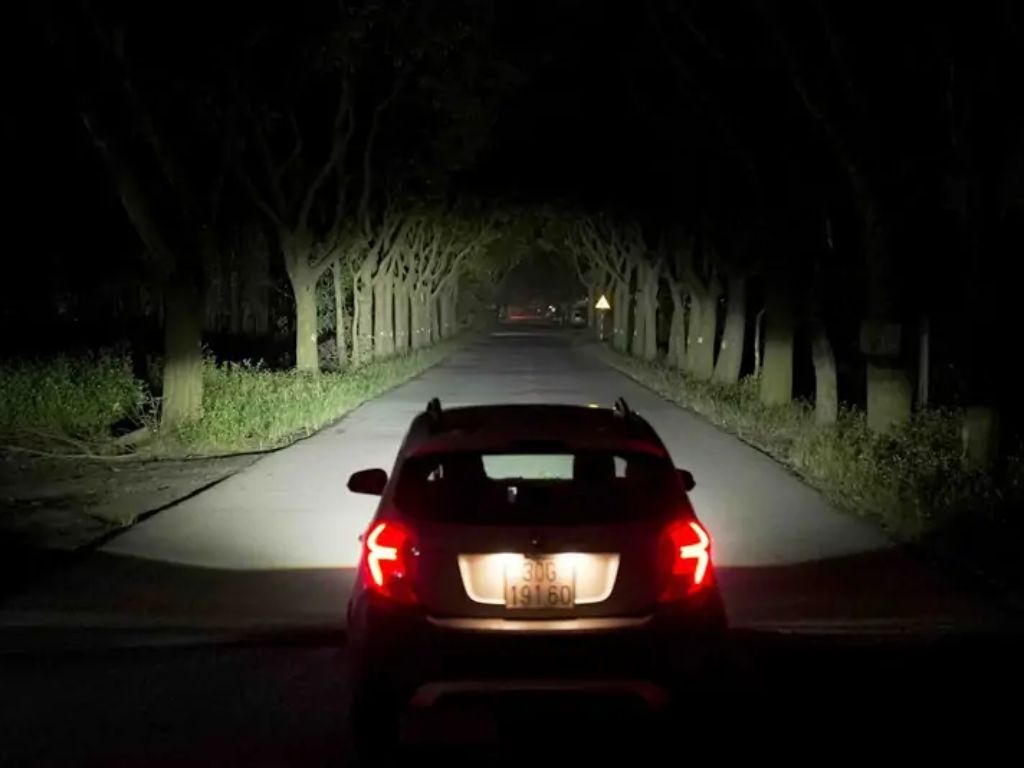 Chỉnh đèn pha ô tô giúp ánh sáng bao phủ đều và an toàn khi di chuyển trên đường tối.