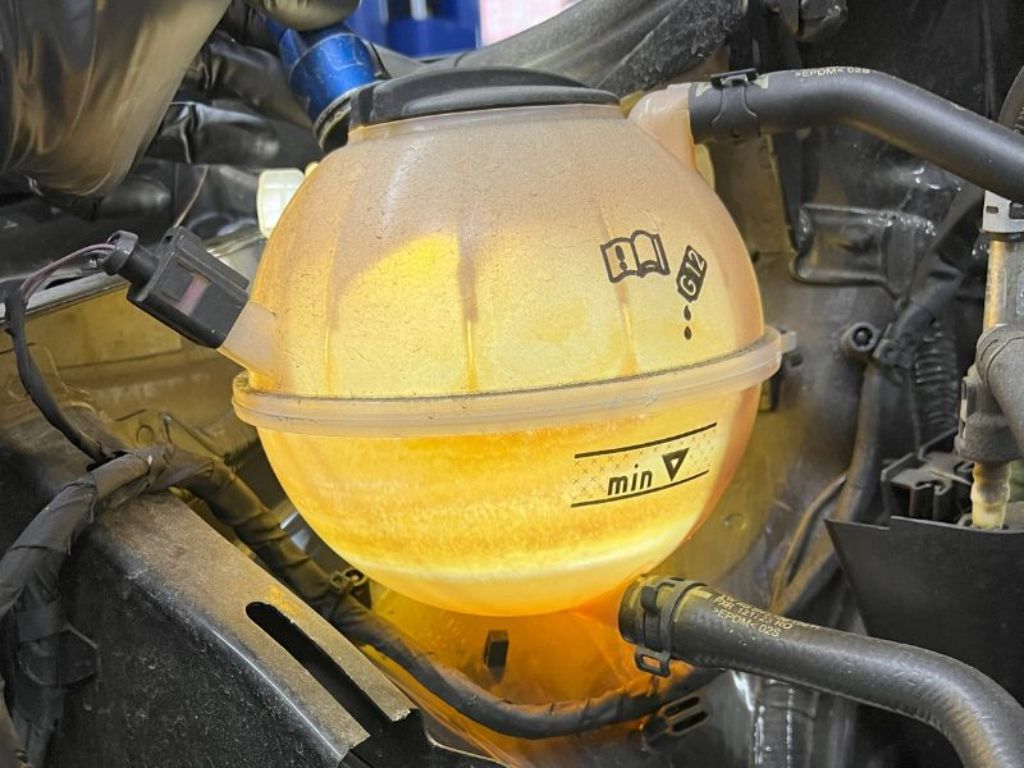 Bình nước làm mát ô tô đổi màu cảnh báo cần kiểm tra nước làm mát ô tô ngay để tránh quá nhiệt động cơ.