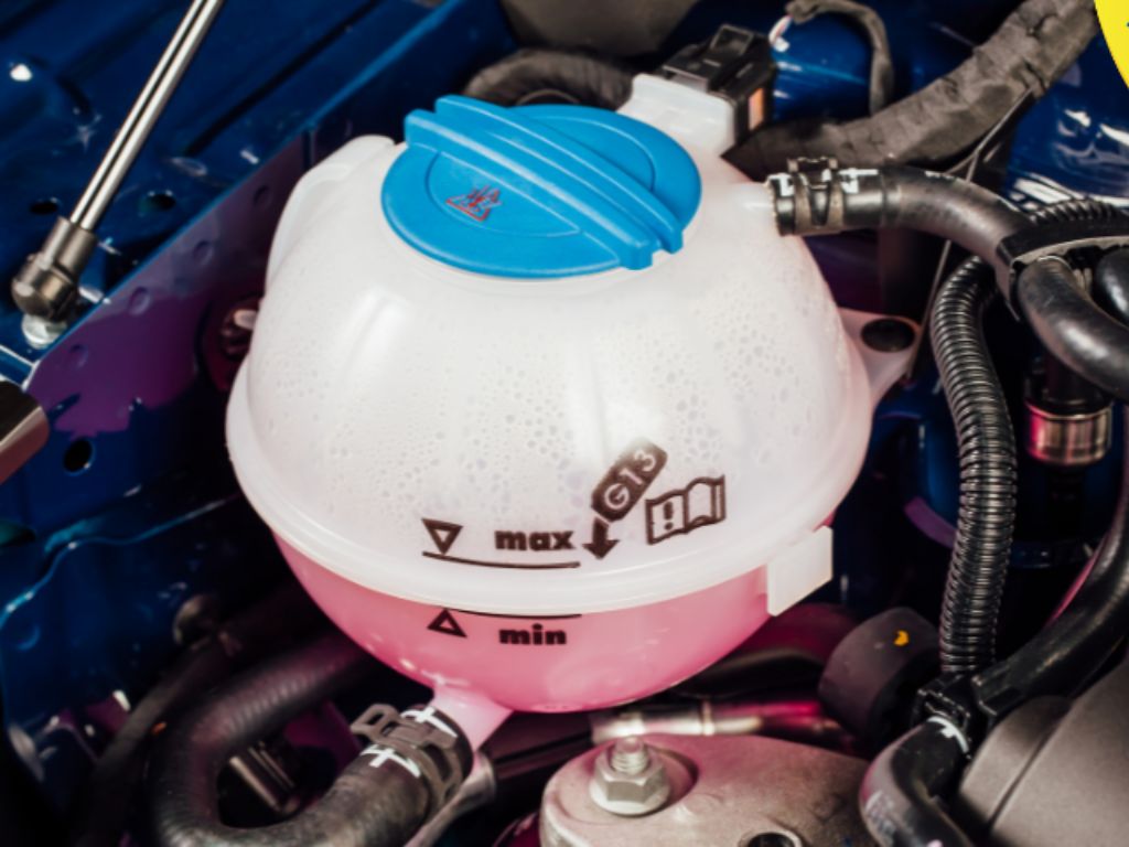 Bình nước làm mát ô tô với vạch max min rõ ràng giúp kiểm tra nước làm mát ô tô chính xác tại nhà.