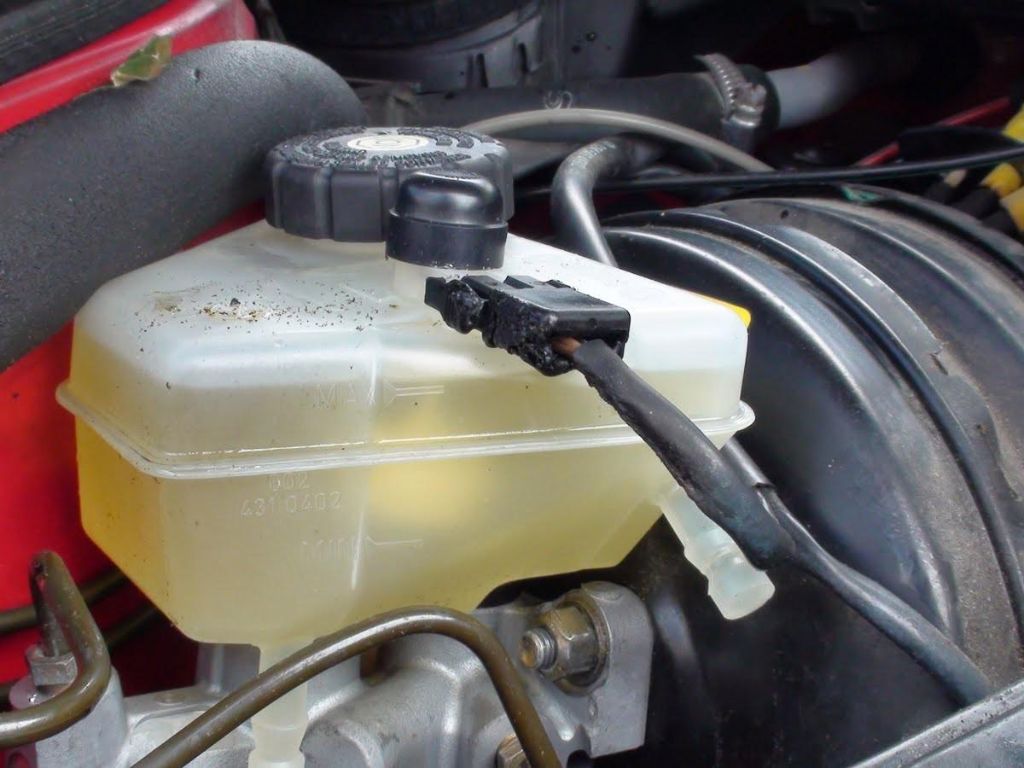 Nước làm mát bị đổi màu