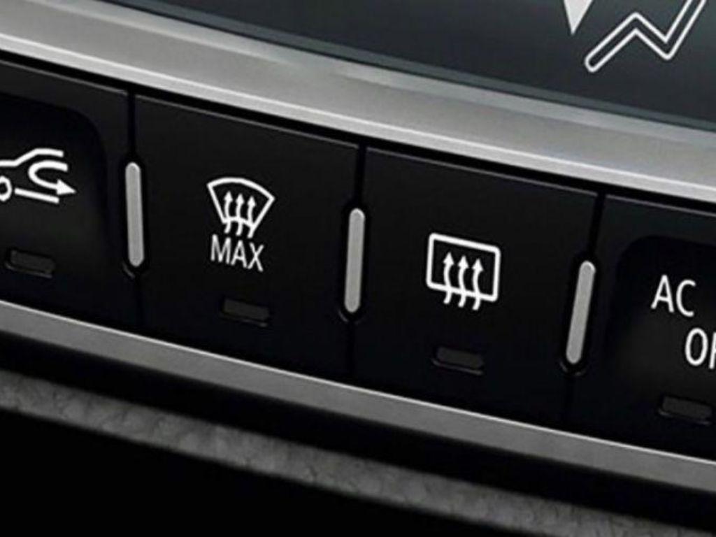 Nút rear trên ô tô và các phím điều khiển sấy kính trước sau trên bảng điều hòa.