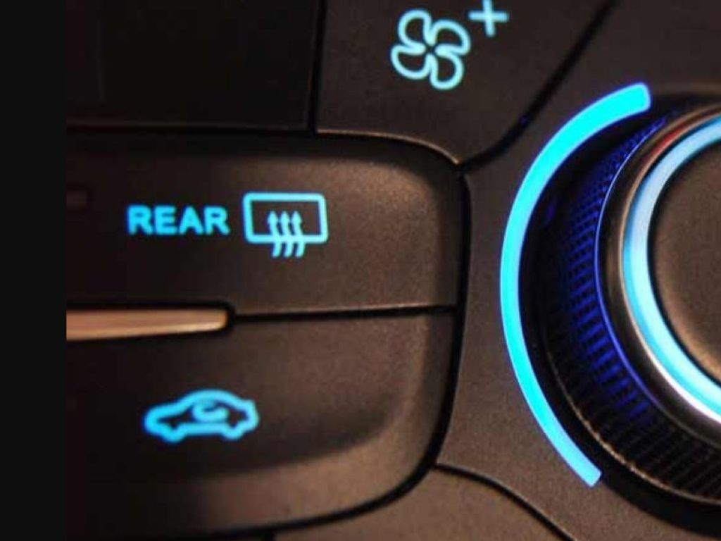 Nút rear trên ô tô phát sáng màu xanh dùng để sấy kính.