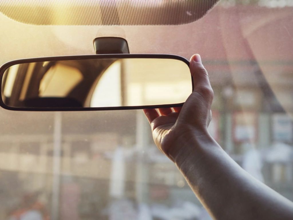 Kính chiếu hậu trong xe hơi nhìn rõ hơn khi dùng nút rear trên ô tô.