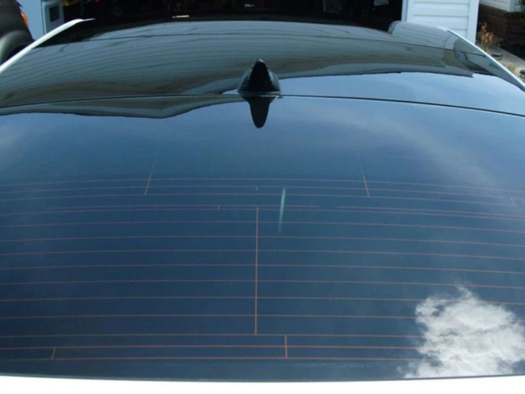 Kính hậu ô tô với các đường sưởi điện – chức năng được kích hoạt bằng nút rear trên ô tô.