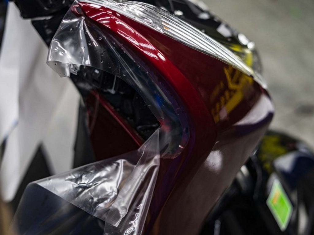 Dán keo bảo vệ bề mặt trước khi tiến hành phủ ceramic xe máy.