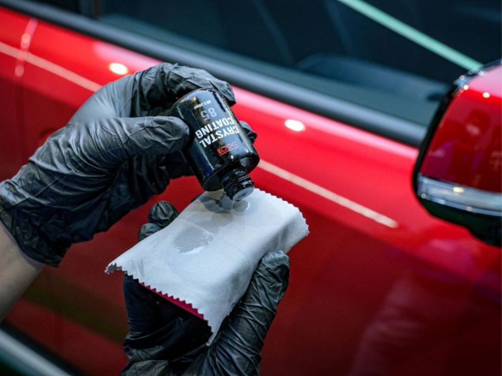 Nhân viên đang chuẩn bị dung dịch phủ ceramic xe máy lên khăn chuyên dụng.