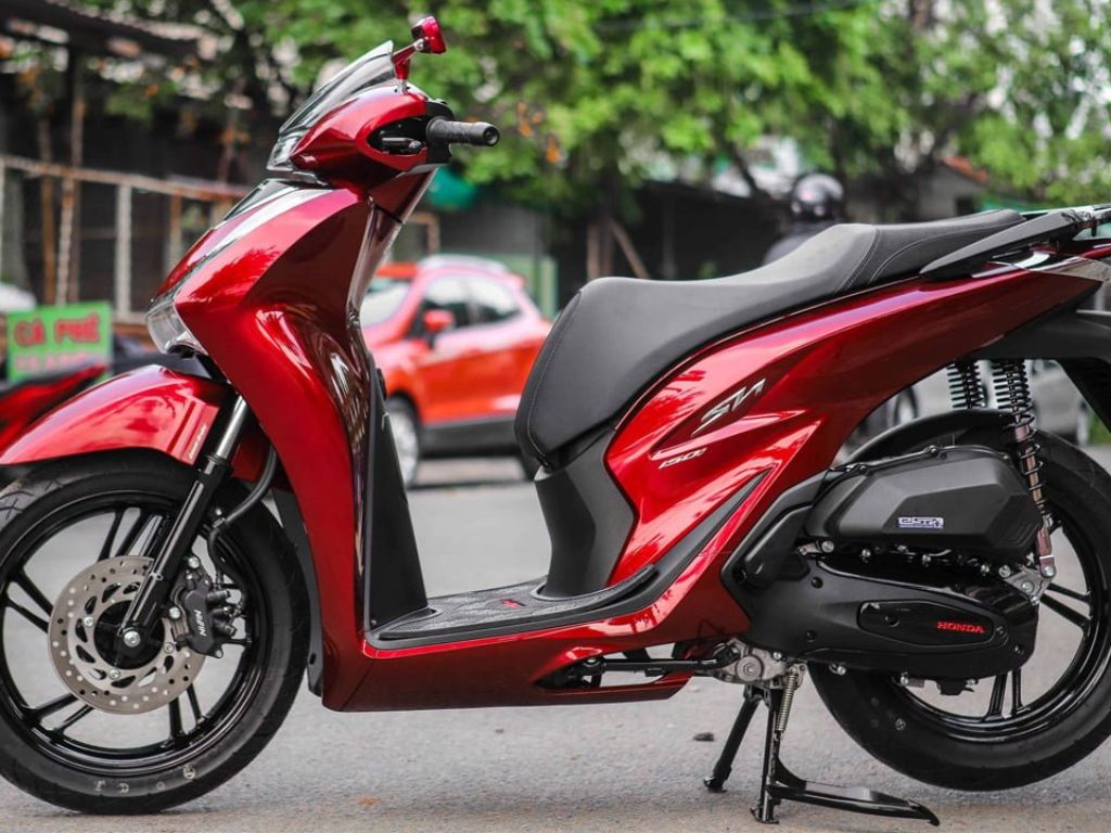 Xe máy SH sau khi phủ ceramic với lớp bóng sâu và màu sơn nổi bật.