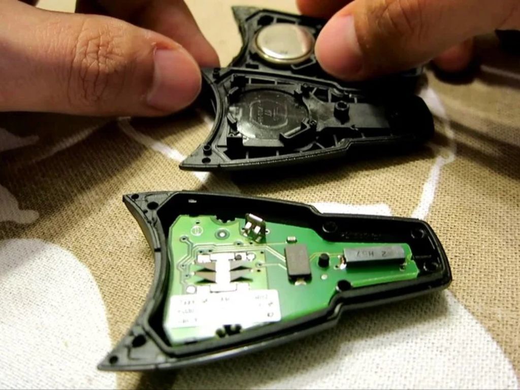 Thay pin chìa khóa ô tô bằng cách mở nắp và thay pin mới đúng vị trí.