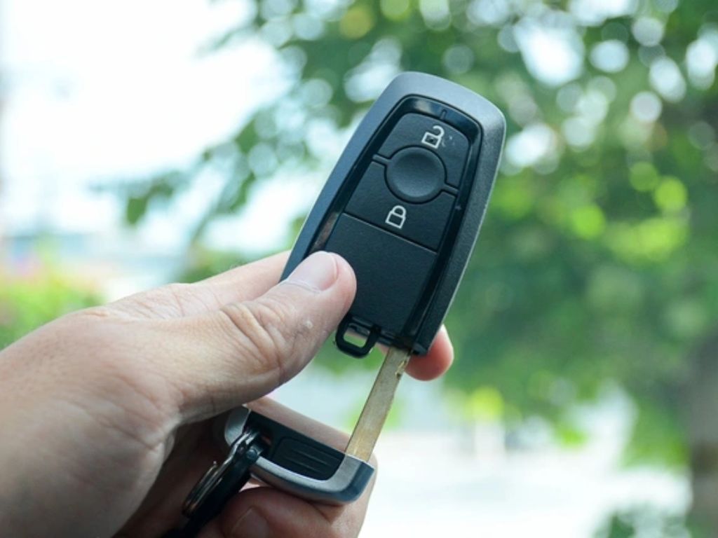 Thay pin chìa khóa ô tô giúp mở khóa từ xa và khởi động dễ dàng hơn.
